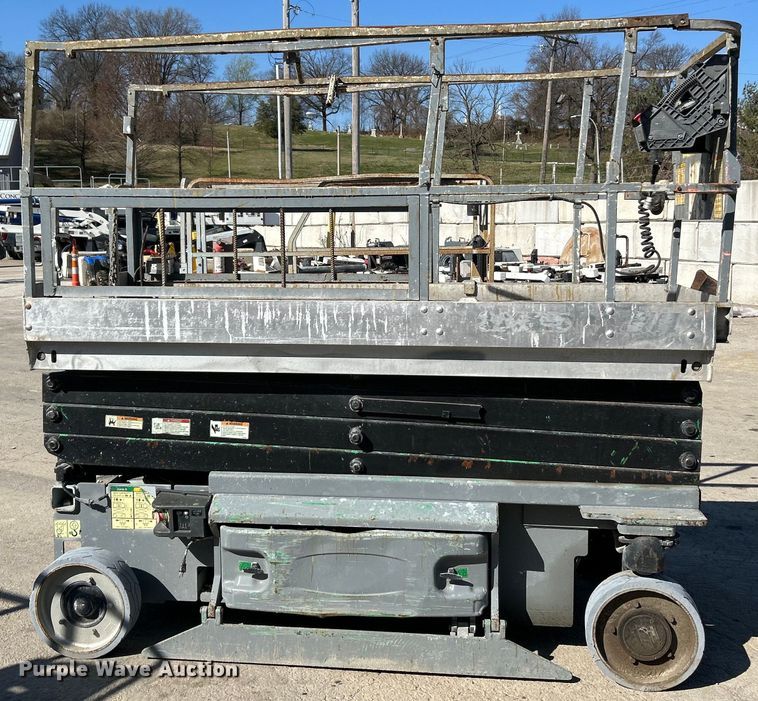 image for item EK4266 2008 JLG 3246 ES scissor lift