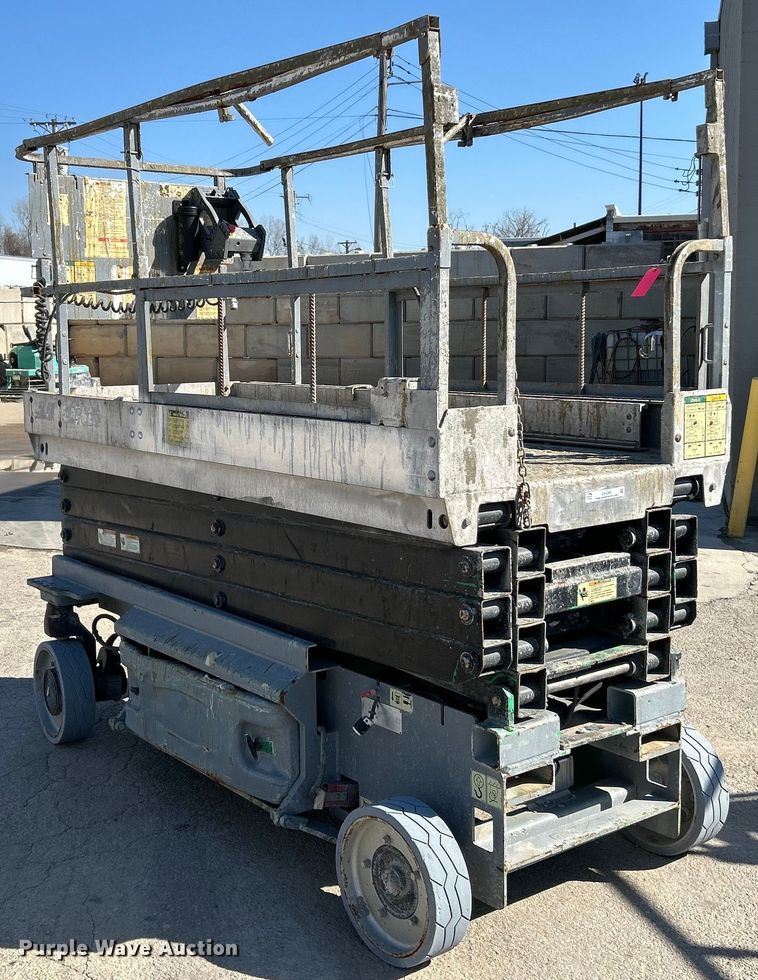 image for item EK4266 2008 JLG 3246 ES scissor lift