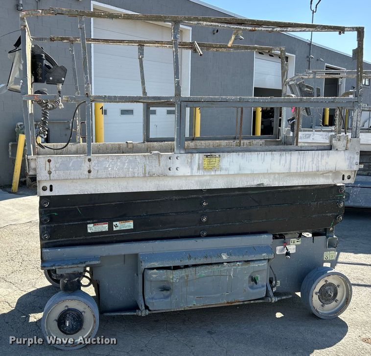 image for item EK4266 2008 JLG 3246 ES scissor lift