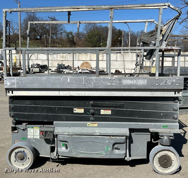 image for item EK4268 2007 JLG 3246 ES scissor lift
