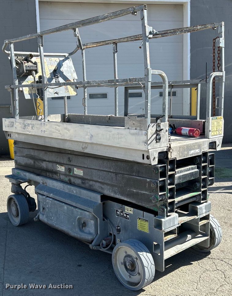 image for item EK4268 2007 JLG 3246 ES scissor lift