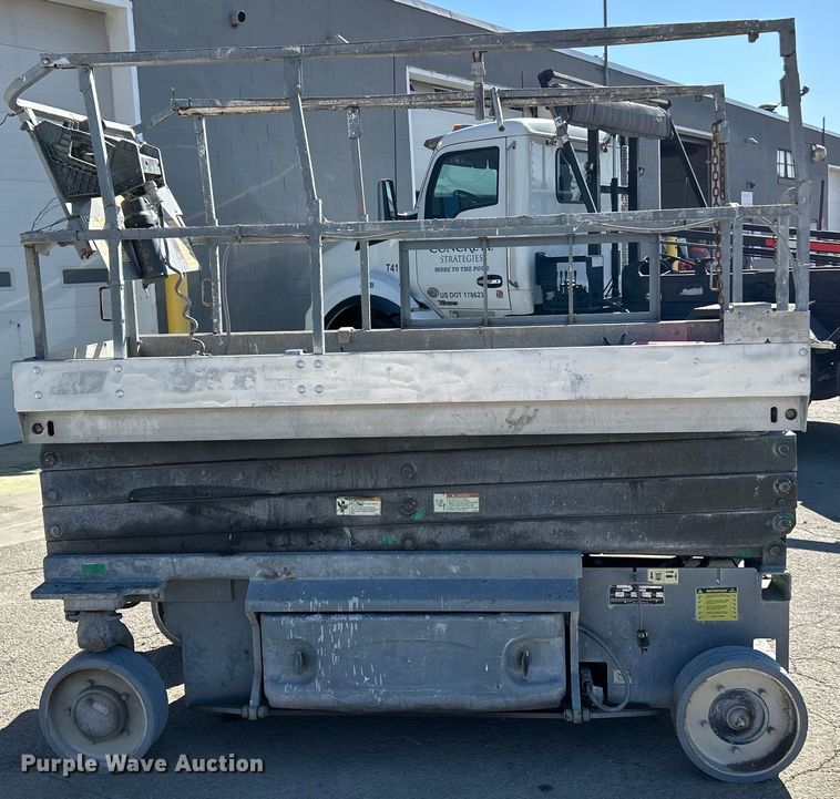 image for item EK4268 2007 JLG 3246 ES scissor lift