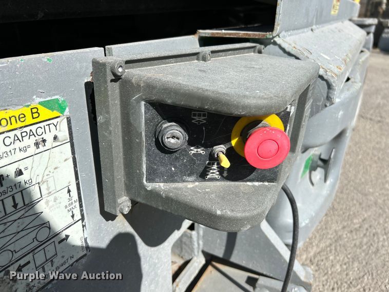 image for item EK4268 2007 JLG 3246 ES scissor lift