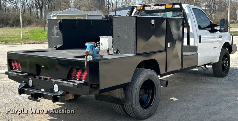 image for item EK4287 2004 Ford  F450 Super Duty XLT flatbed truck