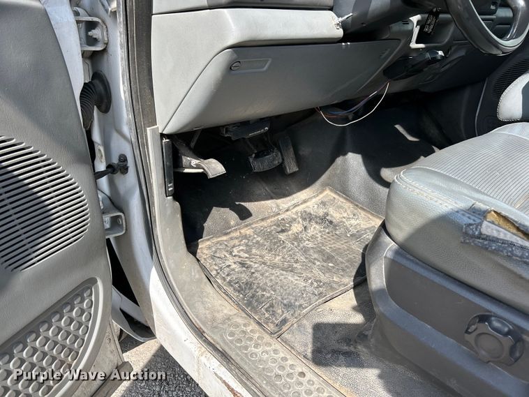 image for item EK4287 2004 Ford  F450 Super Duty XLT flatbed truck