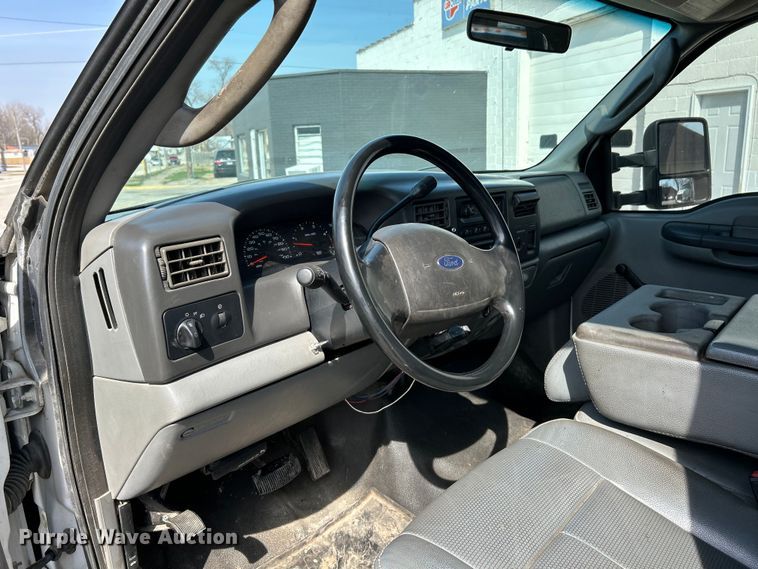 image for item EK4287 2004 Ford  F450 Super Duty XLT flatbed truck