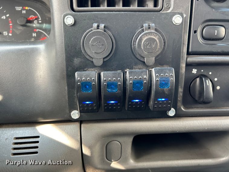 image for item EK4287 2004 Ford  F450 Super Duty XLT flatbed truck