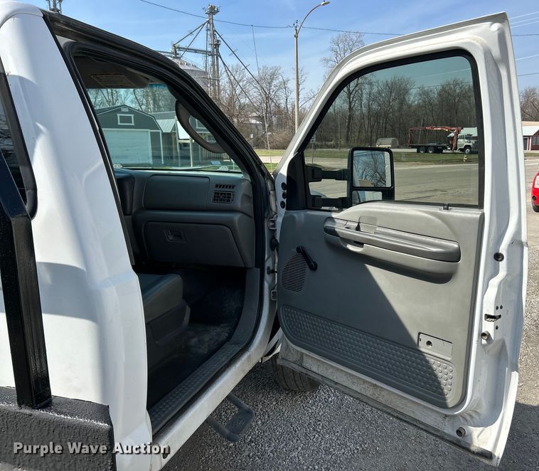 image for item EK4287 2004 Ford  F450 Super Duty XLT flatbed truck