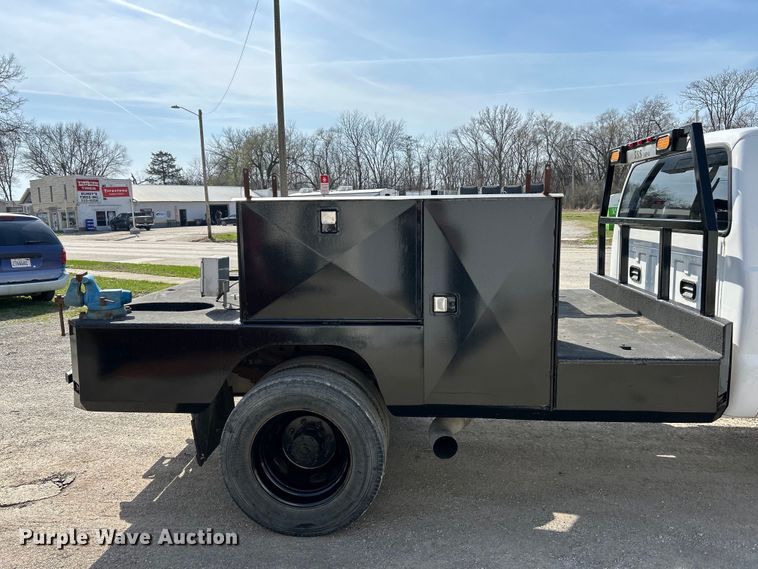 image for item EK4287 2004 Ford  F450 Super Duty XLT flatbed truck