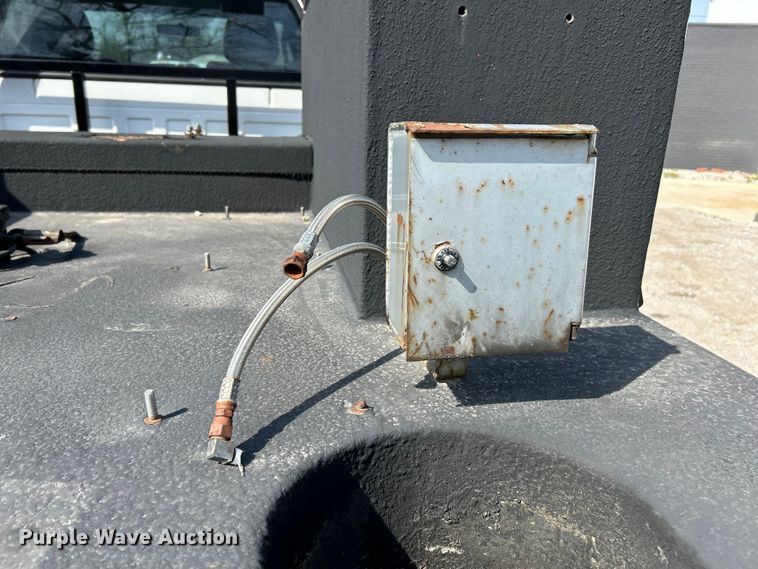 image for item EK4287 2004 Ford  F450 Super Duty XLT flatbed truck