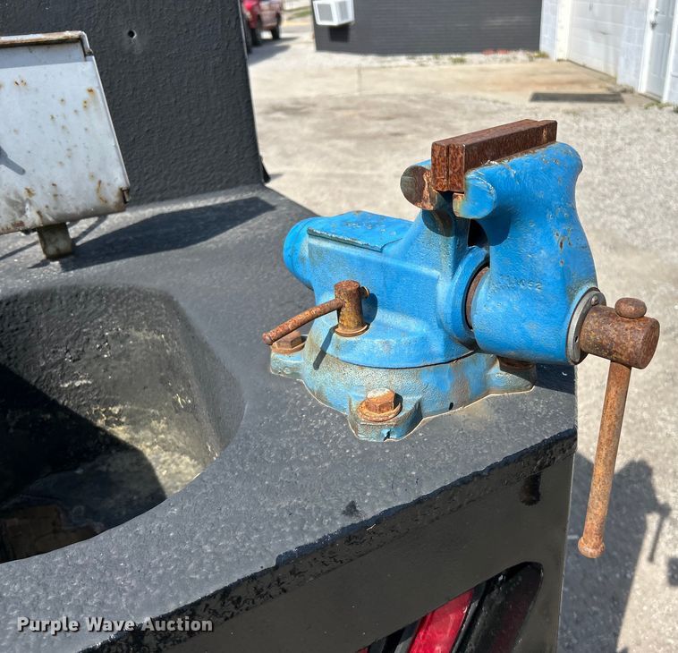 image for item EK4287 2004 Ford  F450 Super Duty XLT flatbed truck