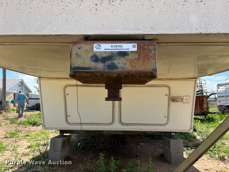 image for item KV9793 1999 Holiday Rambler Alumascape camper