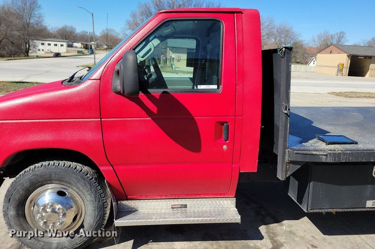 image for item LC9877 2007 Ford E450 flatbed van