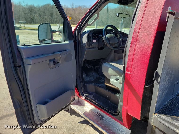image for item LC9877 2007 Ford E450 flatbed van