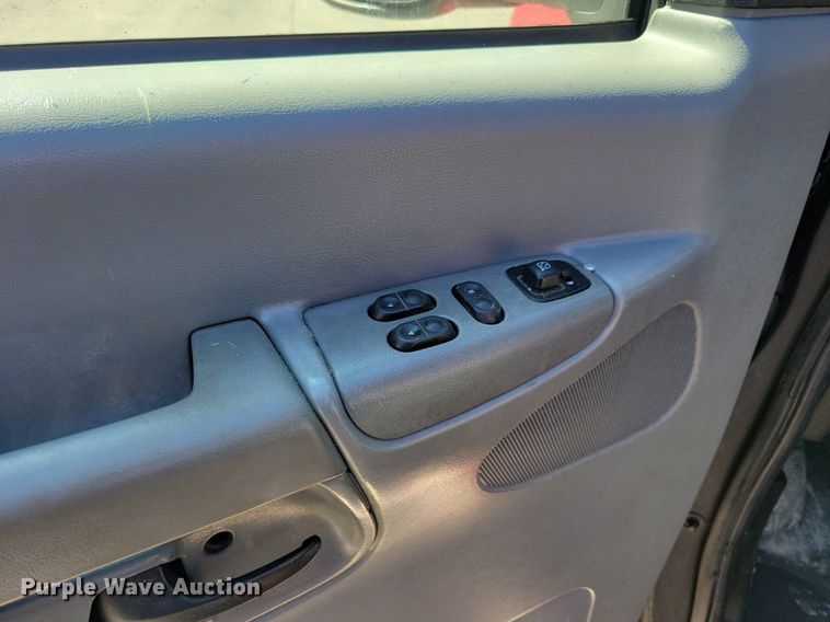 image for item LC9877 2007 Ford E450 flatbed van