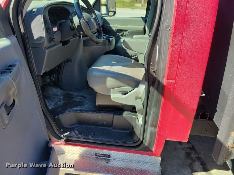 image for item LC9877 2007 Ford E450 flatbed van