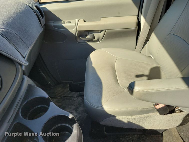 image for item LC9877 2007 Ford E450 flatbed van