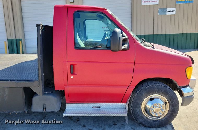 image for item LC9877 2007 Ford E450 flatbed van