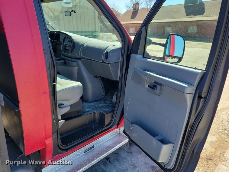 image for item LC9877 2007 Ford E450 flatbed van