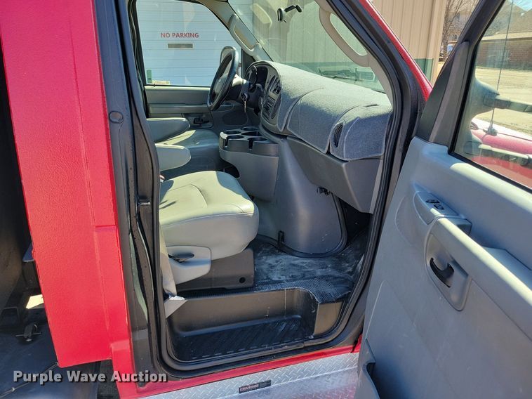 image for item LC9877 2007 Ford E450 flatbed van