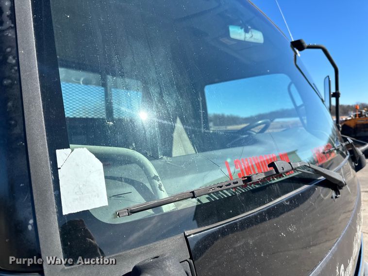 image for item LO9504 2006 International  CF600 dump truck