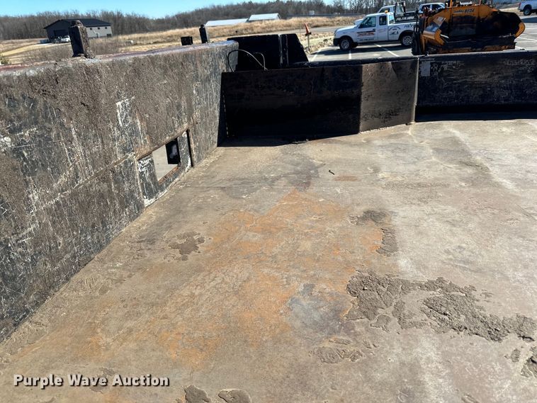 image for item LO9504 2006 International  CF600 dump truck