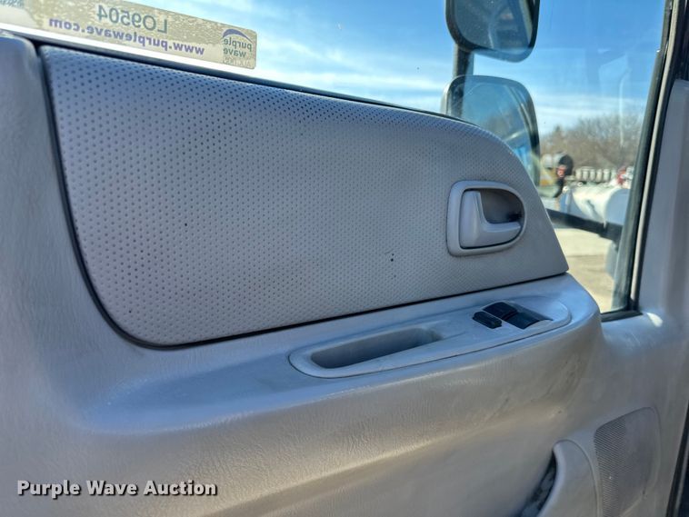 image for item LO9504 2006 International  CF600 dump truck