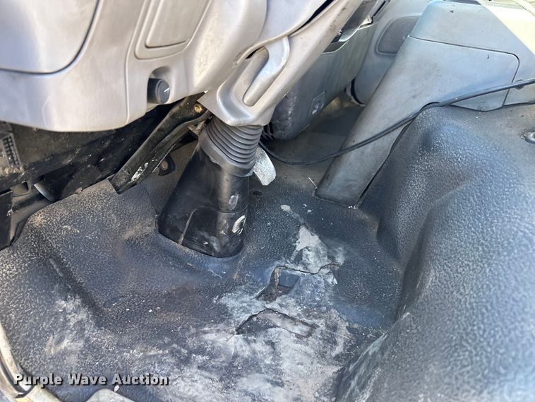 image for item LO9504 2006 International  CF600 dump truck