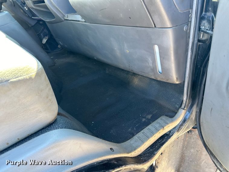 image for item LO9504 2006 International  CF600 dump truck