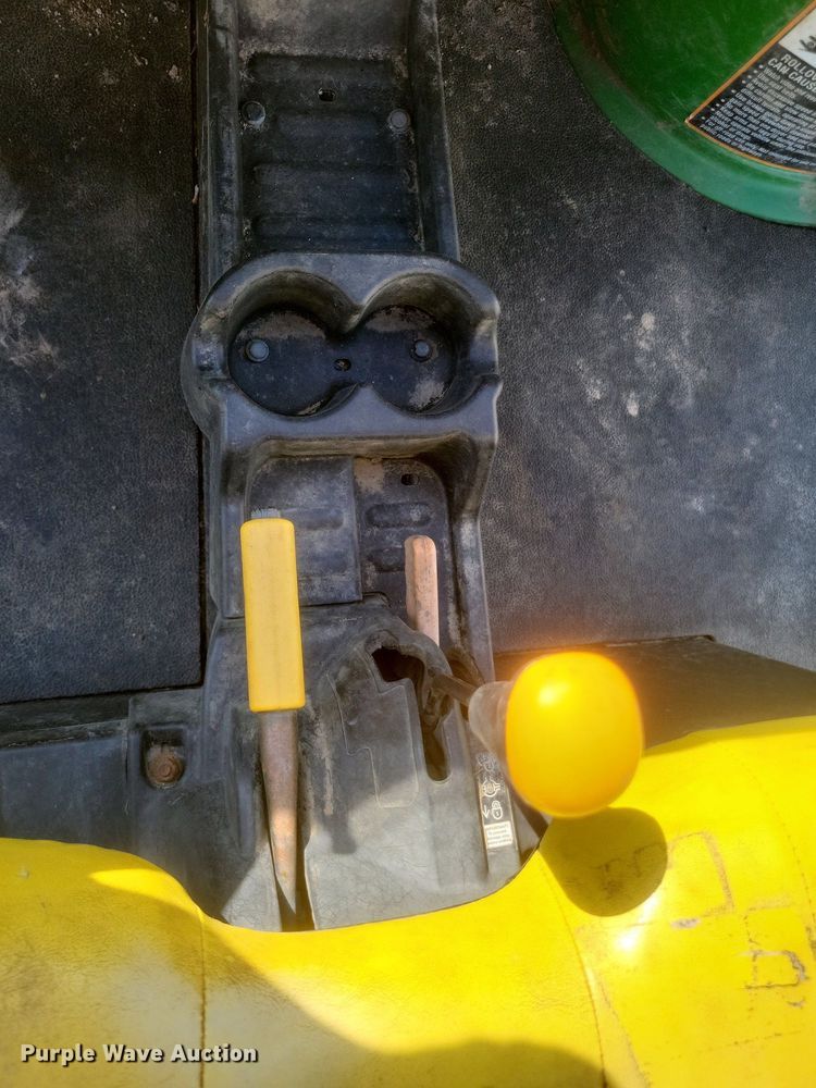 image for item MJ9033 2010 John Deere Gator 825i utility vehicle