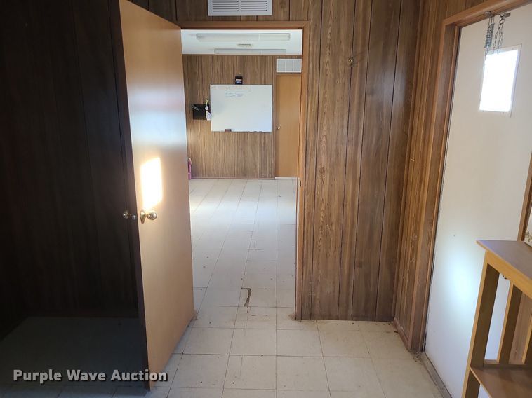 image for item MQ9596 2002 Office trailer