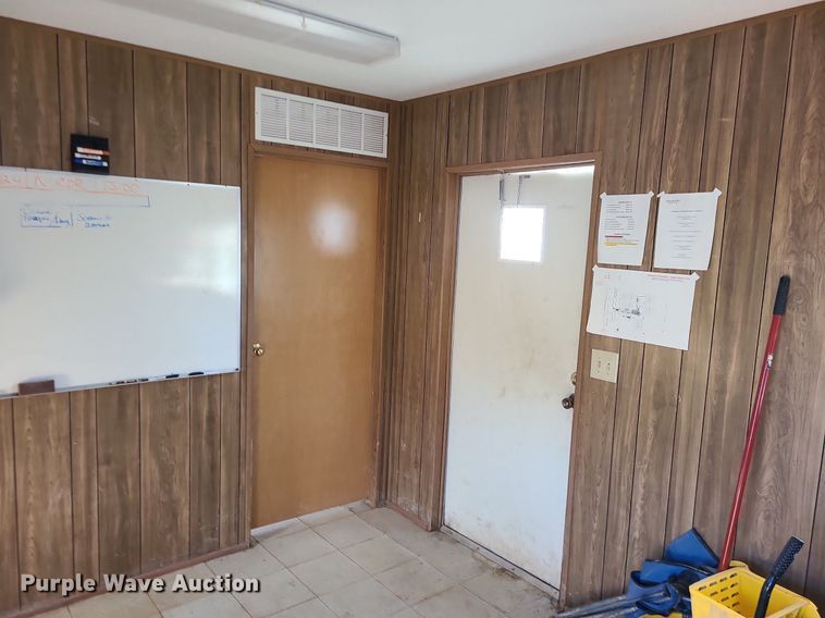 image for item MQ9596 2002 Office trailer