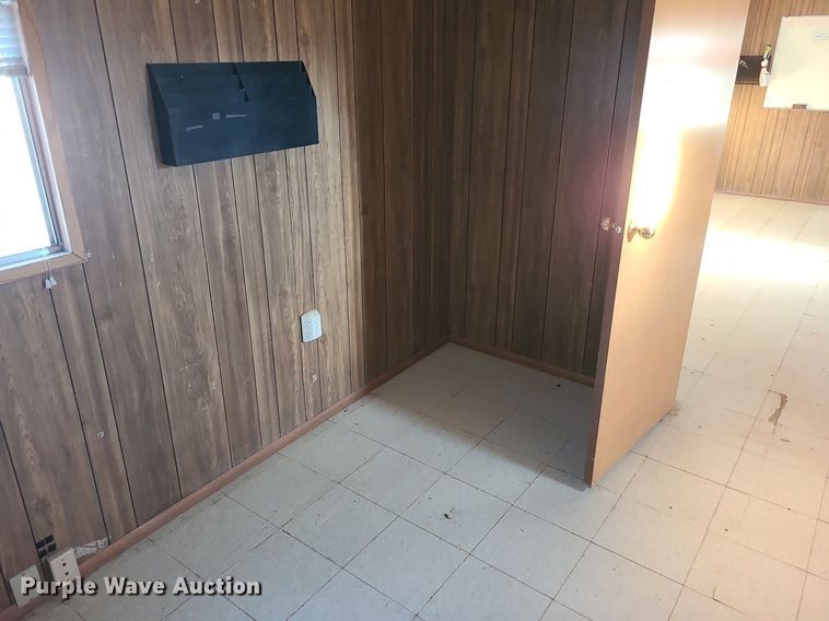 image for item MQ9596 2002 Office trailer