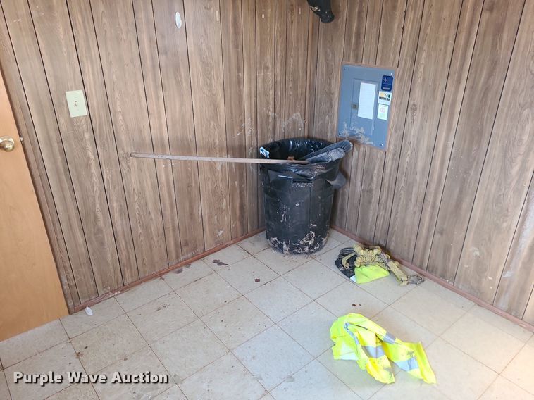 image for item MQ9596 2002 Office trailer