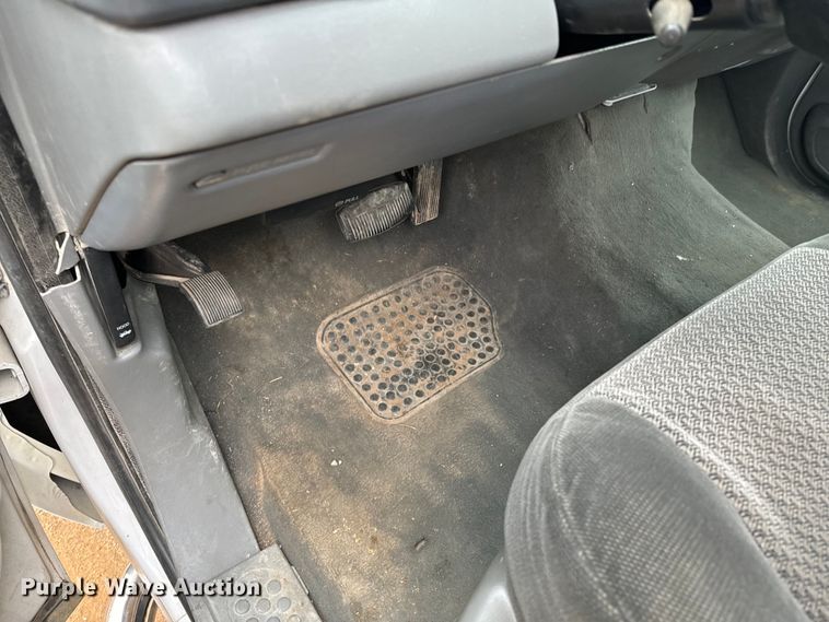 image for item ND9050 2002 Ford F450 Super Duty Crew Cab flatbed truck