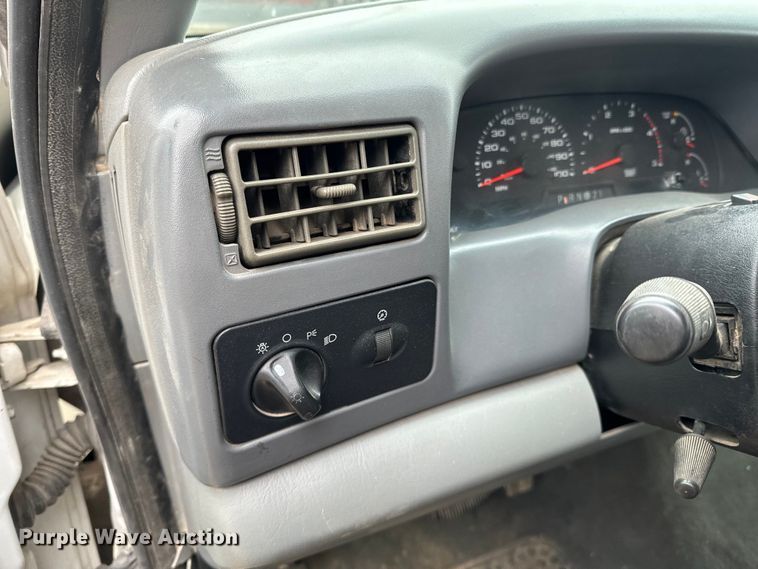 image for item ND9050 2002 Ford F450 Super Duty Crew Cab flatbed truck