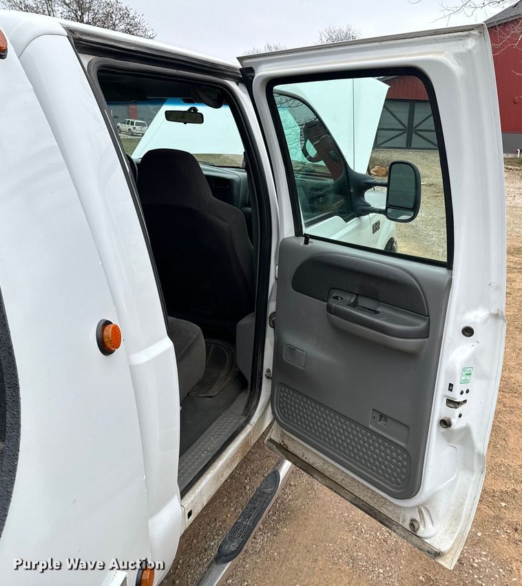 image for item ND9050 2002 Ford F450 Super Duty Crew Cab flatbed truck