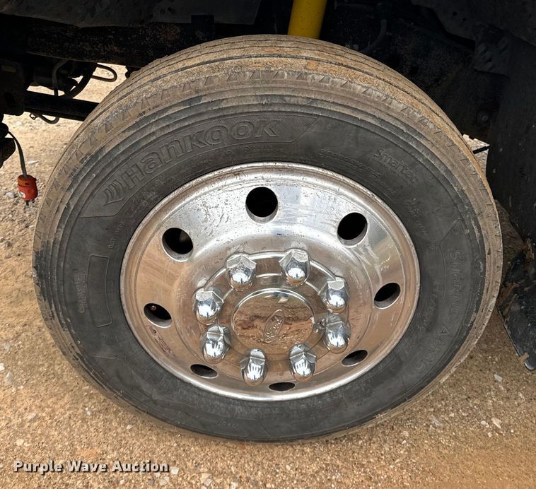 image for item ND9050 2002 Ford F450 Super Duty Crew Cab flatbed truck