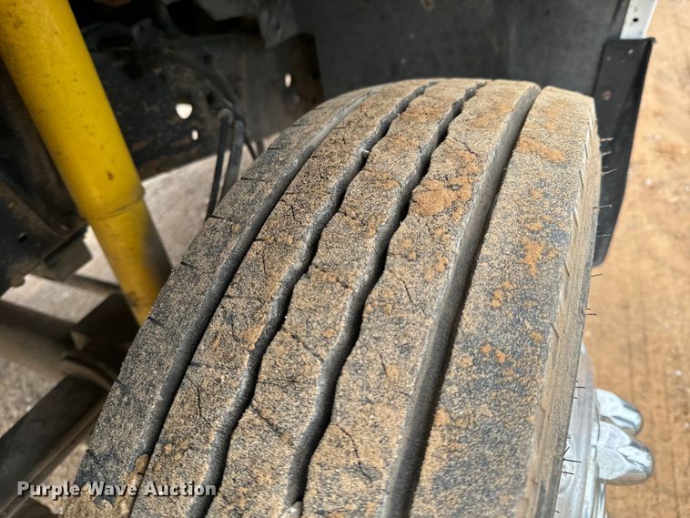 image for item ND9050 2002 Ford F450 Super Duty Crew Cab flatbed truck