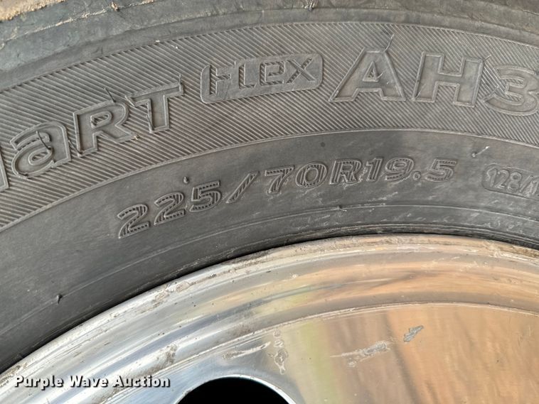 image for item ND9050 2002 Ford F450 Super Duty Crew Cab flatbed truck