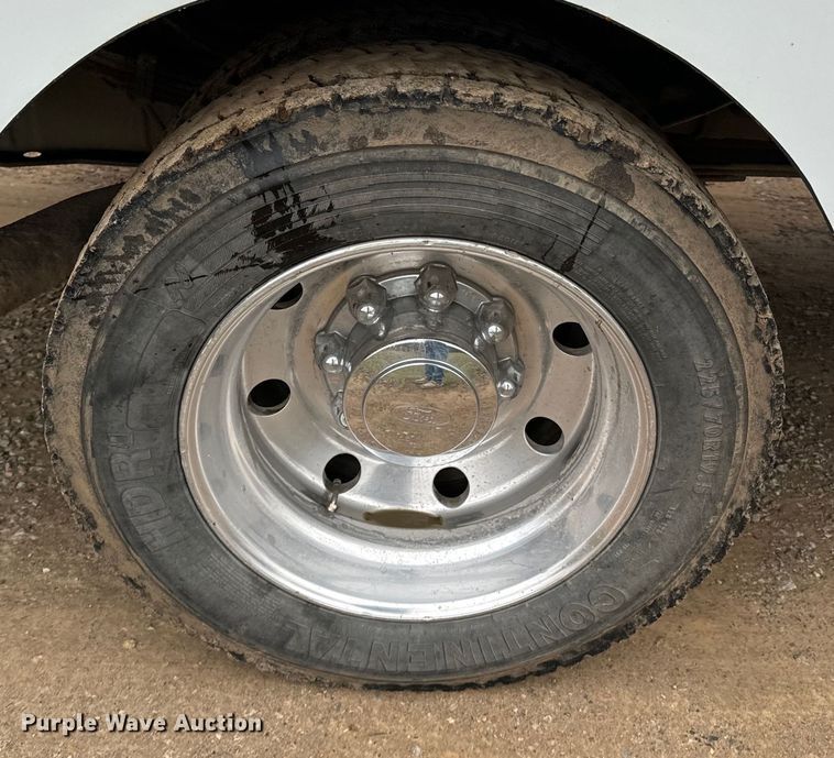 image for item ND9050 2002 Ford F450 Super Duty Crew Cab flatbed truck