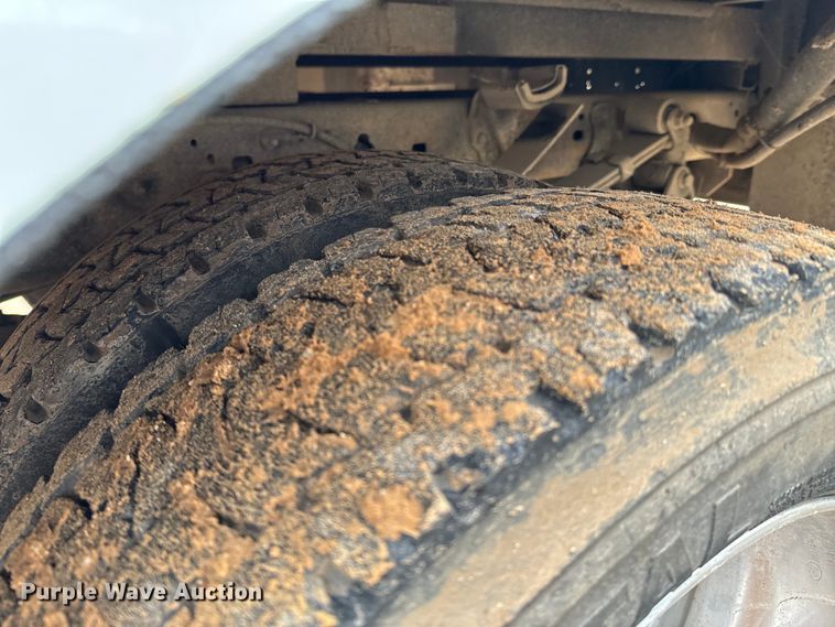 image for item ND9050 2002 Ford F450 Super Duty Crew Cab flatbed truck