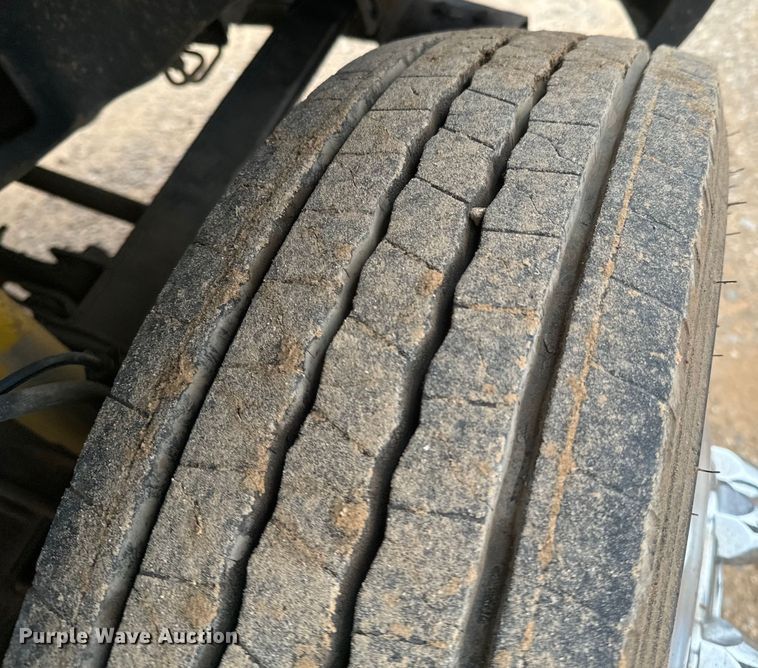 image for item ND9050 2002 Ford F450 Super Duty Crew Cab flatbed truck