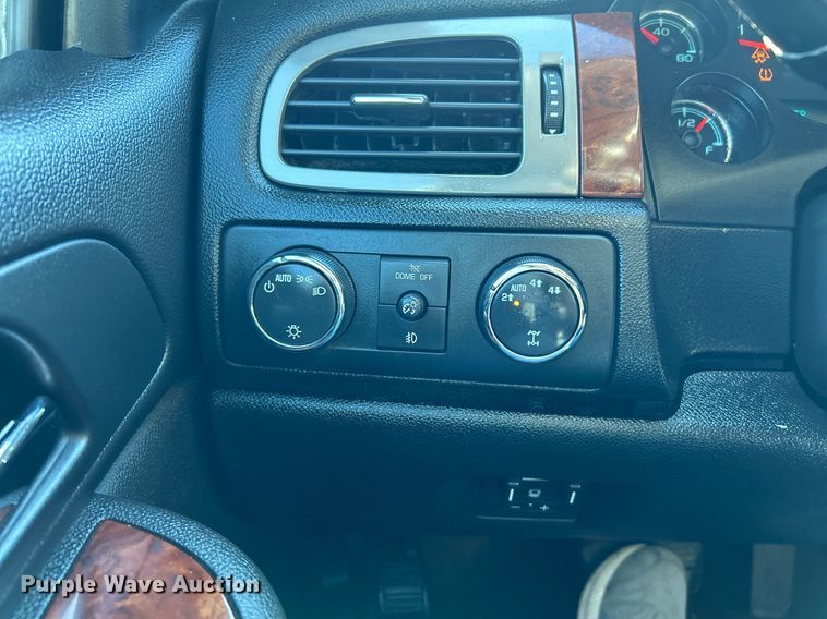 image for item NE9735 2009 Chevrolet Avalanche LT Crew Cab pickup truck