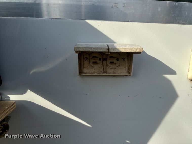 image for item NF9476 1999 Fleetwood Santa Fe camper