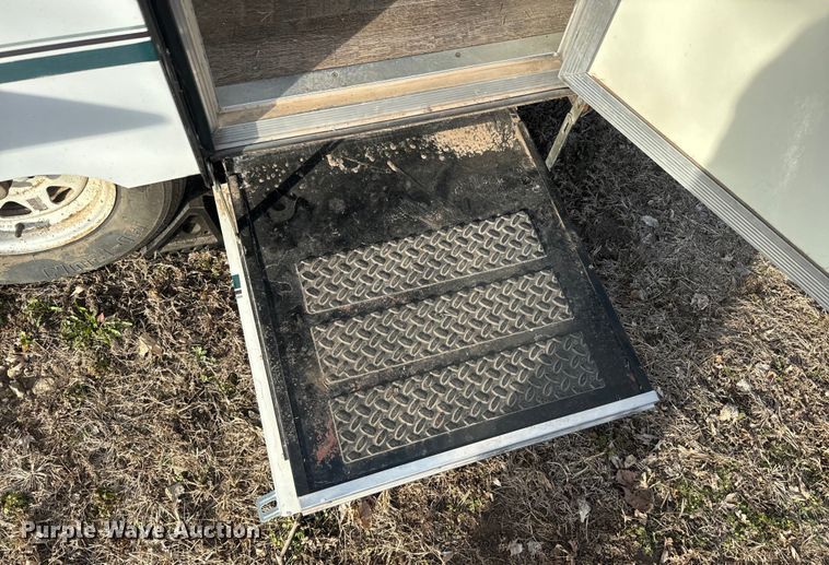 image for item NF9476 1999 Fleetwood Santa Fe camper