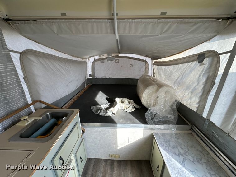 image for item NF9476 1999 Fleetwood Santa Fe camper