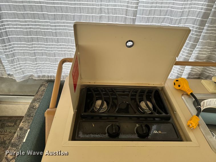 image for item NF9476 1999 Fleetwood Santa Fe camper