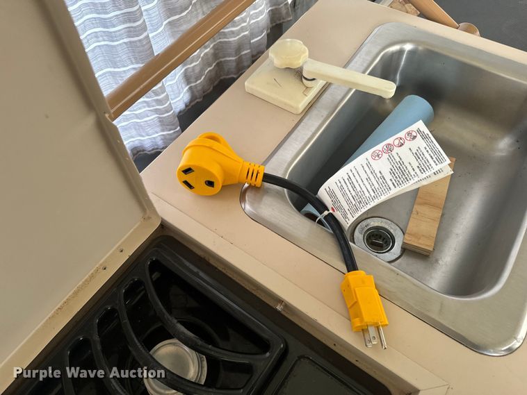 image for item NF9476 1999 Fleetwood Santa Fe camper