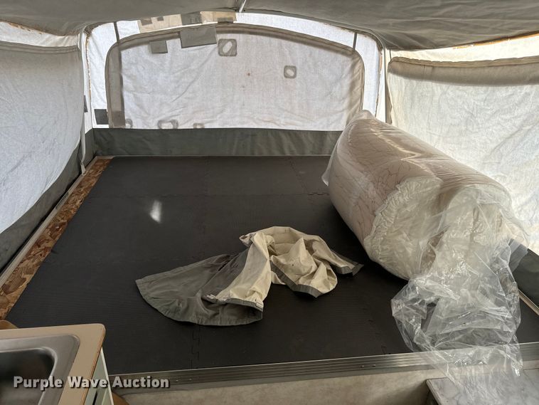 image for item NF9476 1999 Fleetwood Santa Fe camper